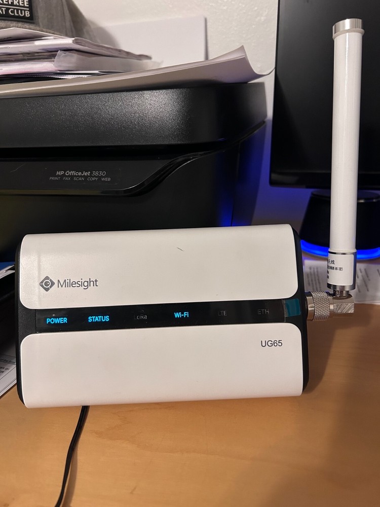 Milesight Helium HNT Miner UG65 — U.S. 915 Lorawan Hotspot in hand — OpenBox