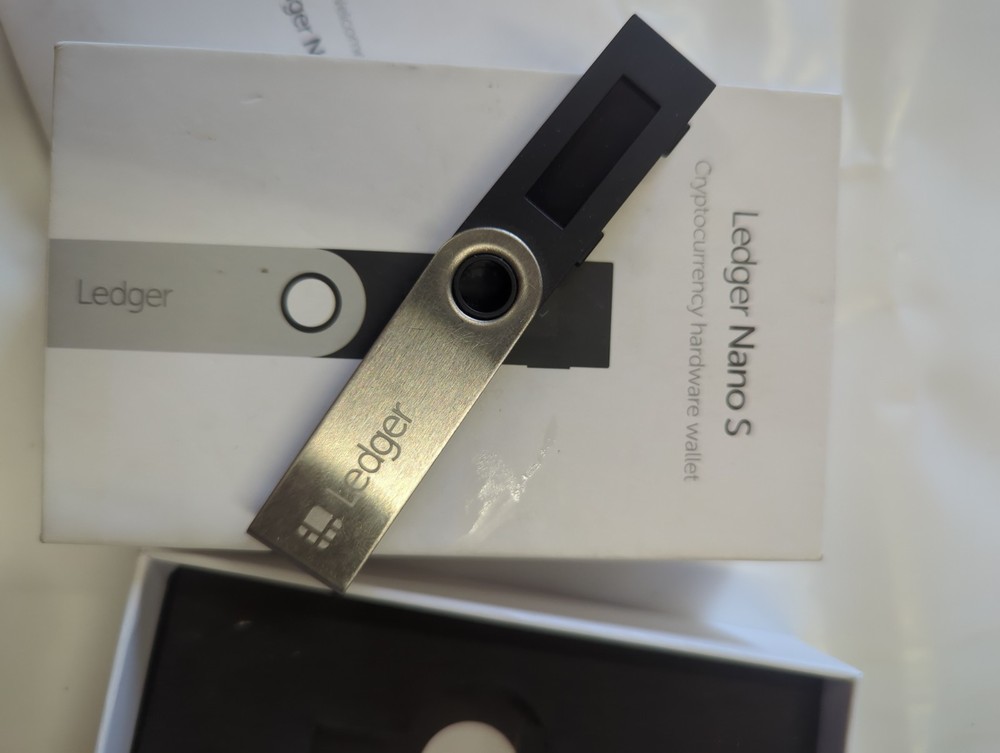 Ledger Nano S Cryptocurrency Bitcoin Hardware Wallet